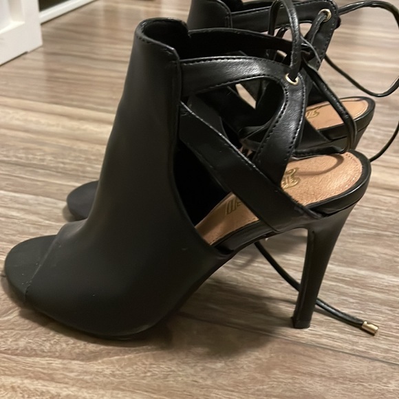 Black winter/fall heels - Picture 3 of 5
